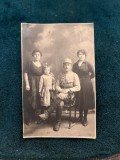 Fotografie tip carte postala - Militar cu familia