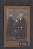 FOTOGRAFIE PE CARTON 10,8 CM x 16,5 CM TINERI SI DOAMNA FOTOGLOB BUCURESTI