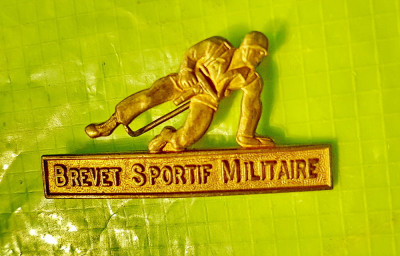 2061-Insigna sportiva militara veche-Brevet Sportif Militaire bronz masiv aurit. foto