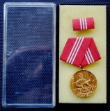 5.303 GERMANIA RDG DDR NVA ARMATA POPULARA MEDALIE F&Uuml;R TREUE DIENSTE AURIE