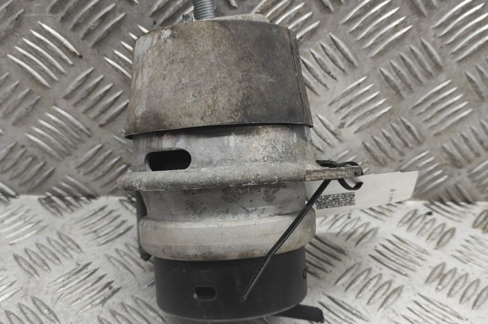 Suport motor dreapta AUDI Q7 4L 2014 OEM: 7L8199131F 30779331