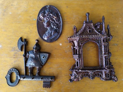 Metaloplastie veche, rama foto, suport chei, panoplie bust de aristocrata foto