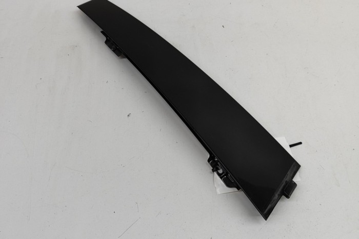 Ornament vertical parbriz st&acirc;nga VW PASSAT Variant B7 365 2012 OEM: 3C4837901 | 30193636