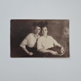 Fotografie format CP: Atelier ambulant, Portret: surori, ca. 1915-1920, Transilvania / Romania