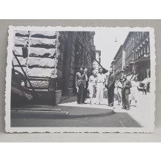 DOMNI SI DOAMNE PE STRADA IN ORAS , FOTOGRAFIE DE GRUP , MONOCROMA, PE HARTIE LUCIOASA , PERIOADA INTERBELICA