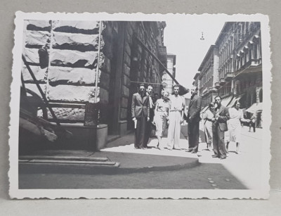 DOMNI SI DOAMNE PE STRADA IN ORAS , FOTOGRAFIE DE GRUP , MONOCROMA, PE HARTIE LUCIOASA , PERIOADA INTERBELICA foto