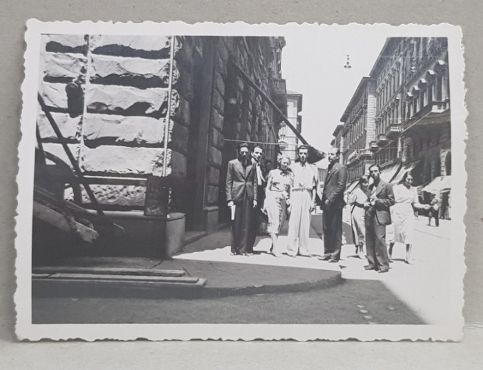 DOMNI SI DOAMNE PE STRADA IN ORAS , FOTOGRAFIE DE GRUP , MONOCROMA, PE HARTIE LUCIOASA , PERIOADA INTERBELICA