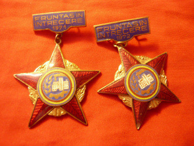 Set 2 Insigne Fruntas in Intrecere : 1971 , 1972 , h=4,5cm , metal si email foto