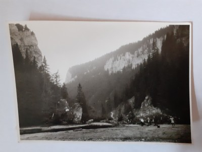 Fotografie dimensiune CP cu niște oameni l&amp;acirc;ngă r&amp;acirc;u la munte foto