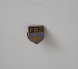 QW9 N5 87 - insigna - simobol soare - initialele FDJ, Europa