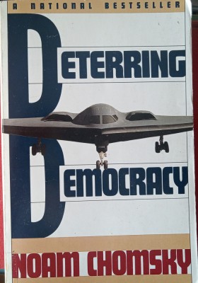 Deterring democracy (Noam Chomsky, 1992) foto