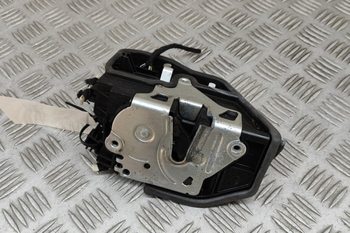 &Icirc;ncuietoare ușă dreapta față BMW 4 Coupe F32, F82 2015 OEM: 7202144 30422745