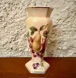 VAZA MICA- PORTELAN ENGLEZESC- MARCAJ A ROYAL WORCESTER COMPANY- PALISSY H12,5CM