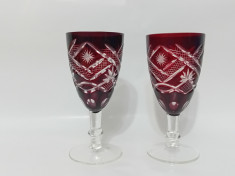 Doua pahare din cristal rosu pentru vin foto