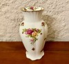 VAZA DIN PORTELAN ENGLEZESC- MARCAJ ROYAL ALBERT- OLD COUNTRY ROSES H23cm