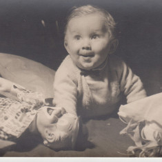 M5 E13 - FOTO - Fotografie foarte veche - bebelus cu papusa - anii 1950