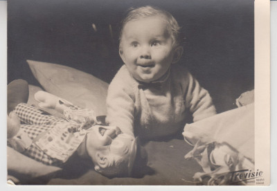 M5 E13 - FOTO - Fotografie foarte veche - bebelus cu papusa - anii 1950 foto