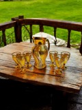 Set carafă și 6 pahare aurii din sticlă