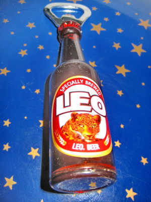 B984-Desfacator Bere vintage sticla mica maro Leo Beer decor Germania. foto