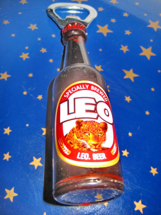 B984-Desfacator Bere vintage sticla mica maro Leo Beer decor Germania.