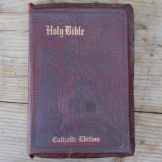 BIBLIE VECHE CATOLICA DE COLECTIE IN LIMBA ENGLEZA CU ILUSTRATII foto