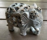 Sculptură Elefantul &rdquo;Mamă cu pui&rdquo; (&icirc;n interior), tehnică Jali, dintr-un singur bloc de piatră, h 8 cm, lungime 10 cm, dantelarie &icirc;n piatră
