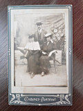 Fotografie de familie, 2 femei si un barbat, pe carton, sfarsit de secol XIX