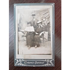 Fotografie de familie, 2 femei si un barbat, pe carton, sfarsit de secol XIX