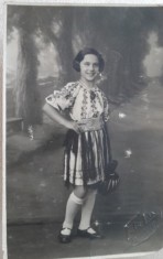 Fotografie tip carte postala, fetita in costum popular romanesc, perioada interbelica
