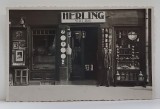' HERLING - STICLARIE ' , FOTOGRAFIE de STEINITZER (LIPOVA ) , PATRONUL IN FATA MAGAZINULUI , PERIOADA INTERBELICA