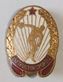 INSIGNA INSTRUCTOR SPORTIV VARIANTA DEOSEBITA 27/20 MM SPORT SPORT ATLETISM DISTINCTIE ( CITITI VA ROG DESCRIEREA ENUNTUL )