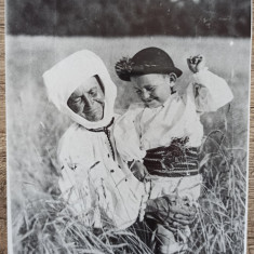 Femeie si copil in port popular, anii '30// reproducere de epoca