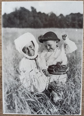 Femeie si copil in port popular, anii &amp;#039;30// reproducere de epoca foto