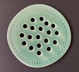 Suport pentru vase calde din ceramica smaluita verde, de provenienta scandinava