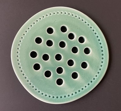 Suport pentru vase calde din ceramica smaluita verde, de provenienta scandinava foto