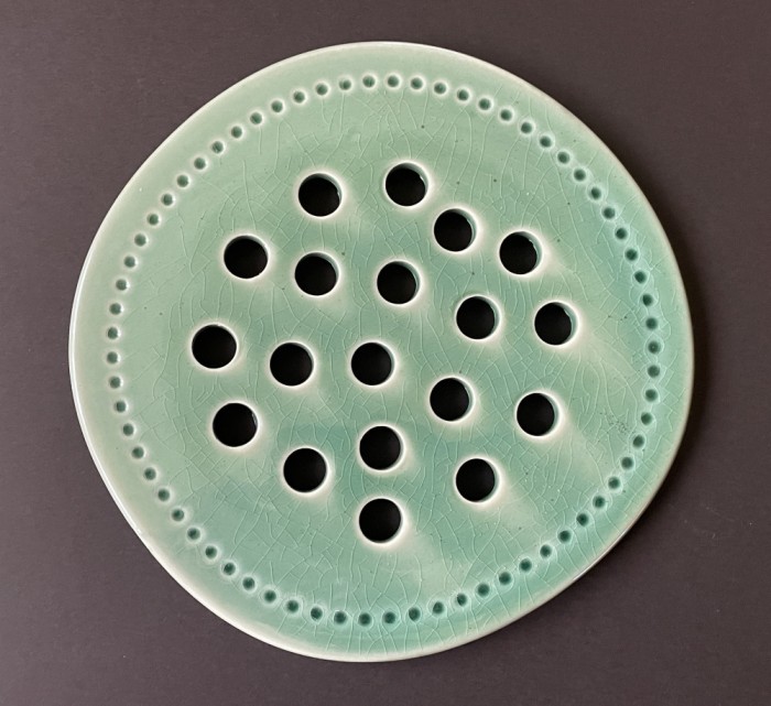 Suport pentru vase calde din ceramica smaluita verde, de provenienta scandinava