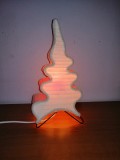Veioza lampa de masa forma de brad pom cu abajur textil hartie creponata alba pe schelet metalic