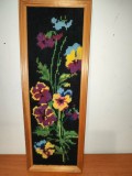 Tablou inramat brodat cusut vechi realizat manual goblen tapiserie de perete cu panselute pe fundal negru