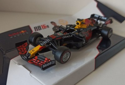 Macheta Red Bull RB16B Max Verstappen Campion Formula 1 2021 - Bburago 1/43 F1 foto