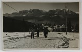 PREDEAL , GRUP DE SCHIORI PE DRUM , IN PLAN INDEPARTAT MUNTII BUCEGI , FOTOGRAFIE FORMAT CARTE POSTALA , 1943