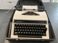 Superbă mașină de scris veche privileg 330,made in Japan,funcțională,stare perfectă ,de colecție/decor.