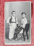 Fotografie tip carte postala, baiat si fata in costume populare, perioada interbelica