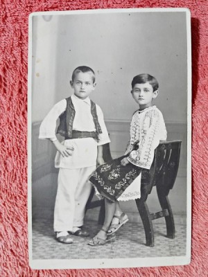 Fotografie tip carte postala, baiat si fata in costume populare, perioada interbelica foto