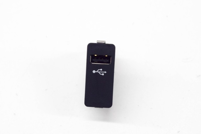 Port USB/AUX-In BMW i3 I01 2020 OEM: 6820397 14044874