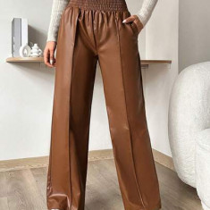 Pantaloni largi cu buzunare, model piele, maro