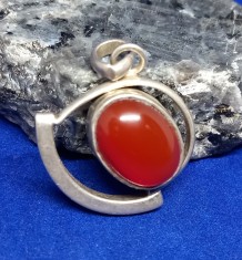 pandantiv vechi din argint cu carneol