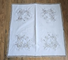 FATA DE MASA DIN MATERIAL SINTETIC CU BRODERIE MANUALA SI MARGINI CROSET