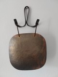 Gong Decorativ de Perete Stil Brutalist &ndash; Metal Bătut Manual, Braț Fier Forjat, Vintage Anii '60-'70, 22x22 cm