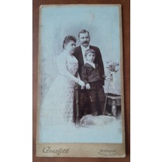 Fotografie pe carton, parinti cu baietelul, inceput de secol XX