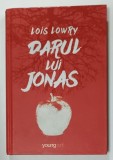 DARUL LUI JONAS de LOIS LOWRY , ilustratiii de PAUL COX , 2013